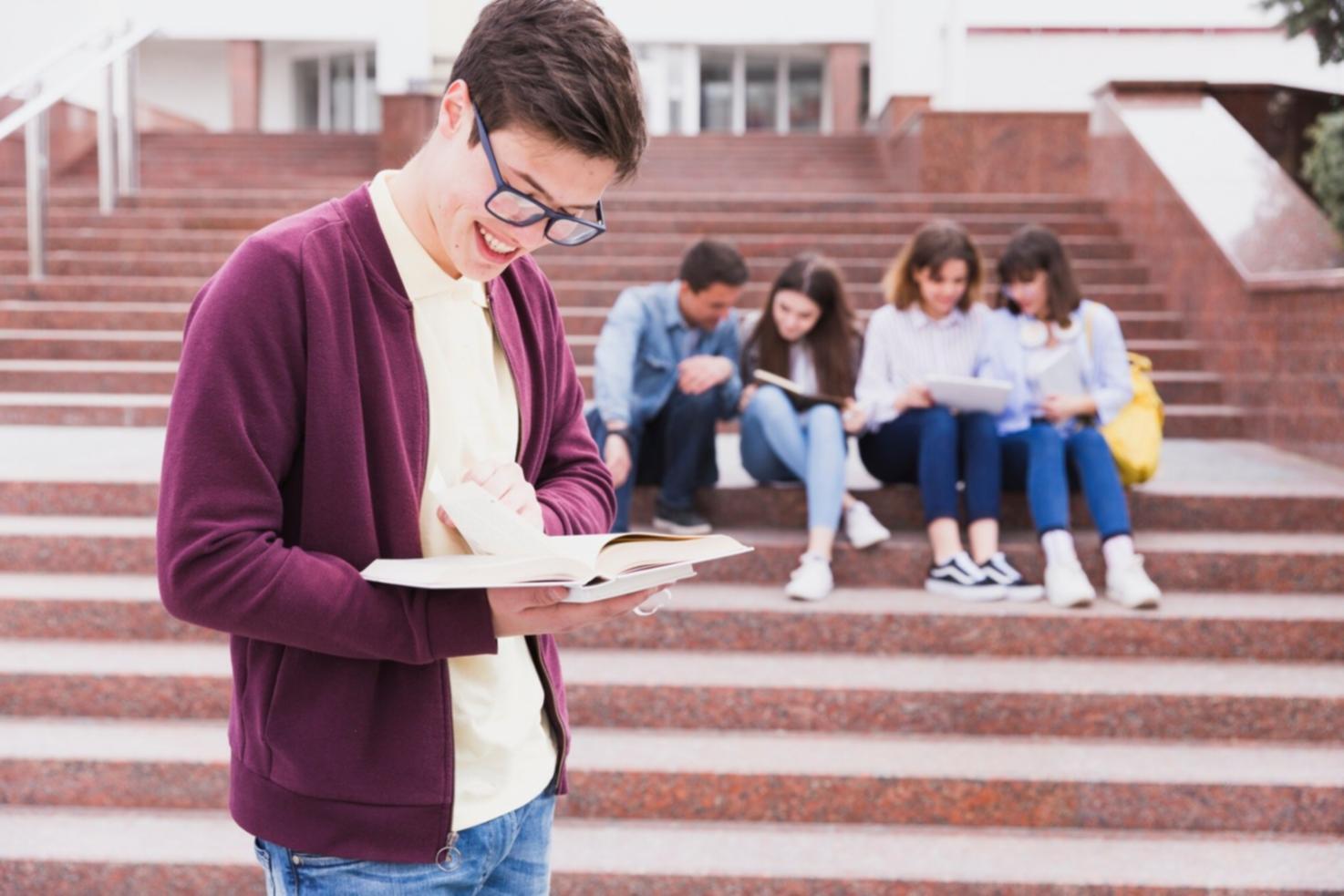 Studente che scrive con entusiasmo al suo progetto creativo